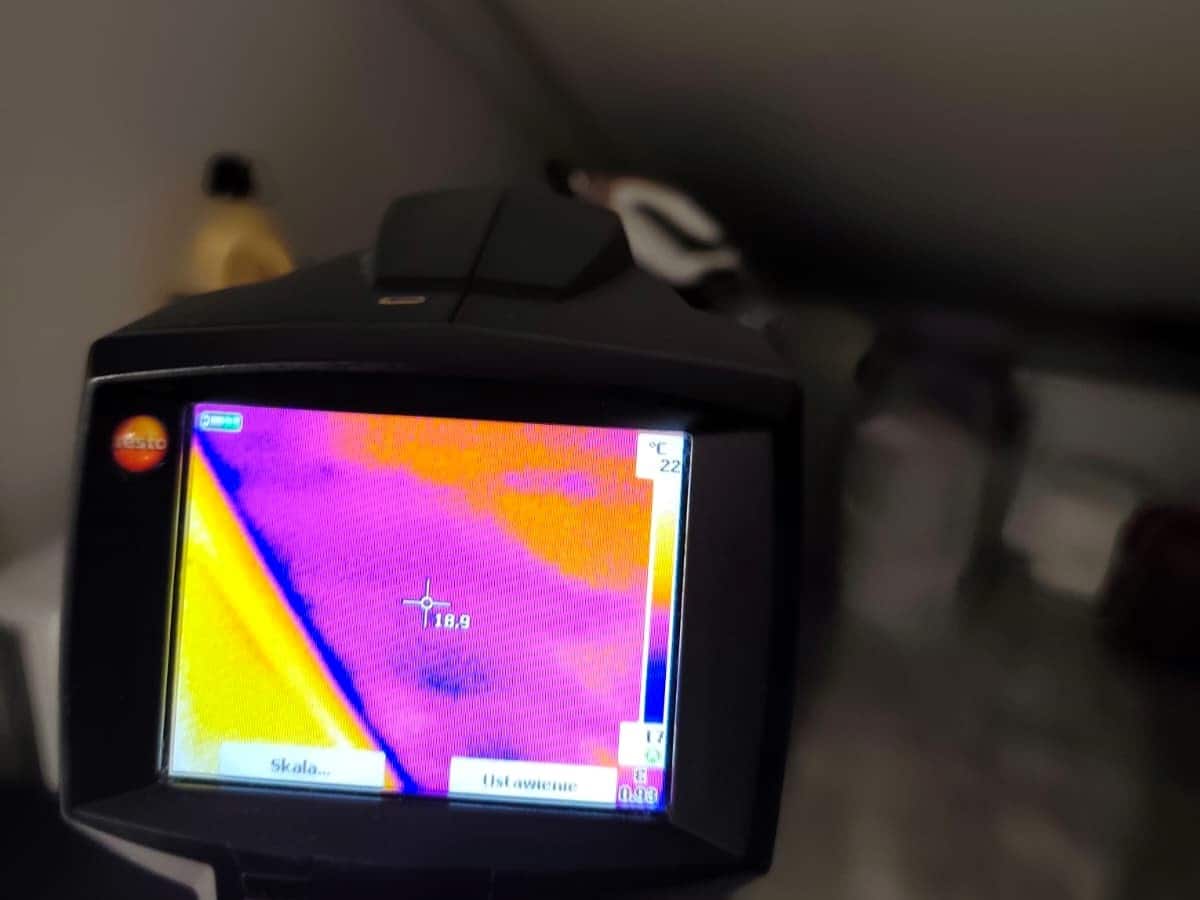 badanie kamerą termowizyjną zniszczonej izolacji poddasza przez kuny