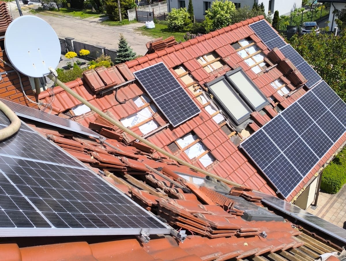 fotowoltaika na dachu zniszczonym przez kuny